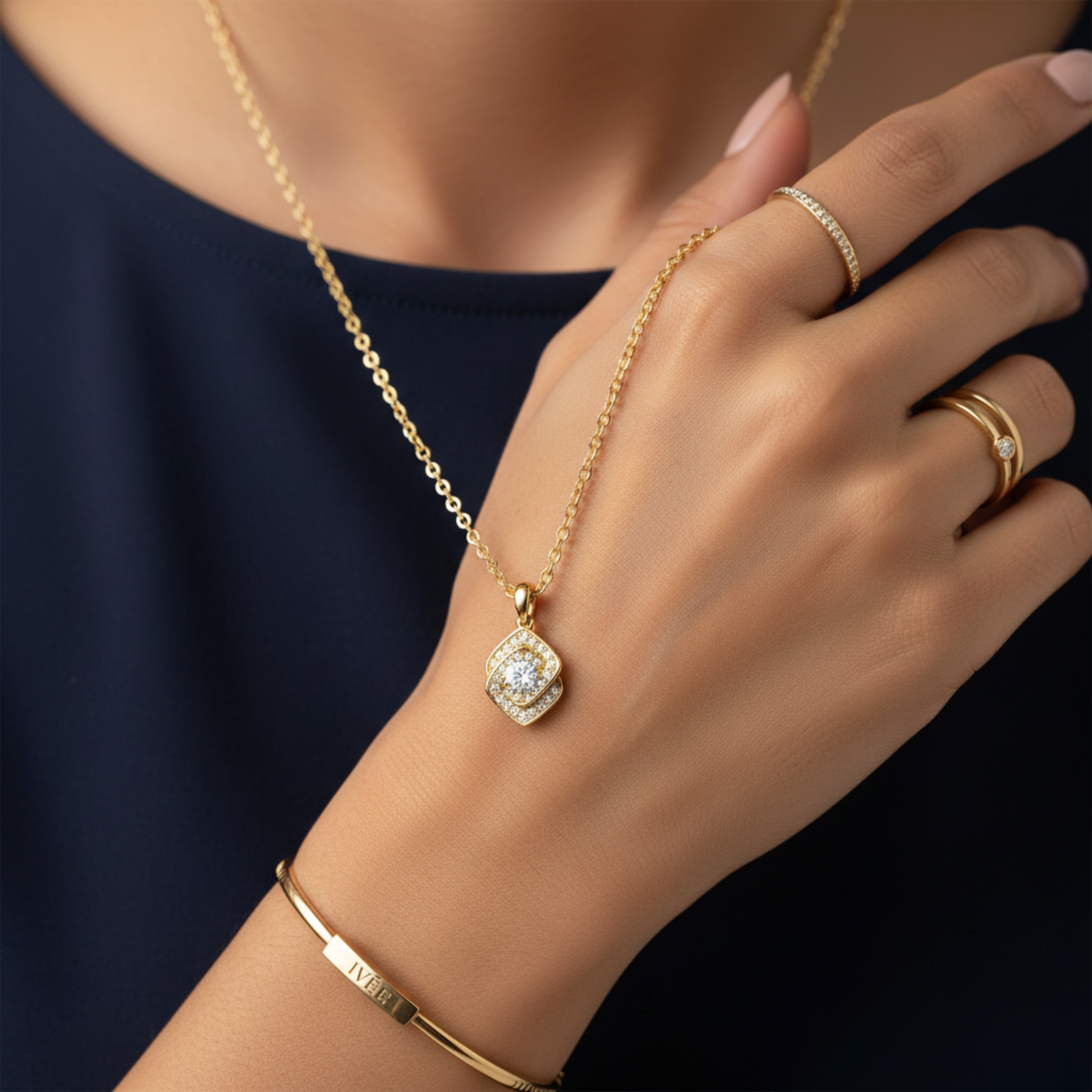 Ivée Halo Pendant Necklace